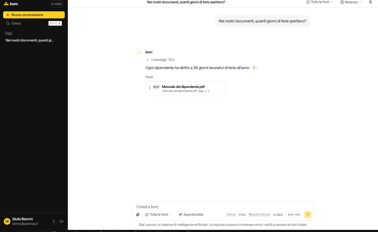La chat di borc: la domanda sulle ferie e la risposta con la citazione al Manuale del dipendente accanto al selettore delle fonti.